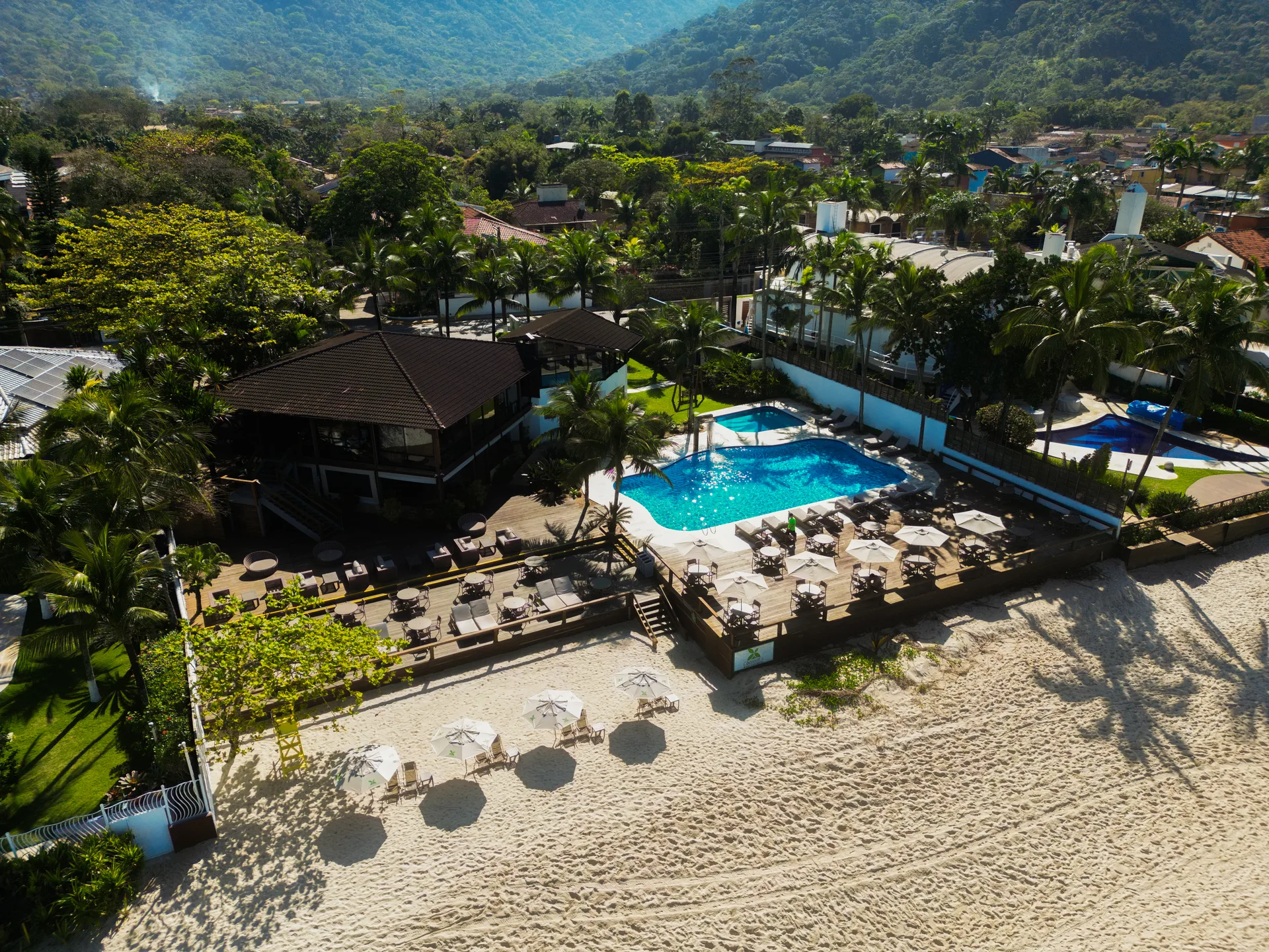 Vista aérea das piscinas, da praia e da área de lazer