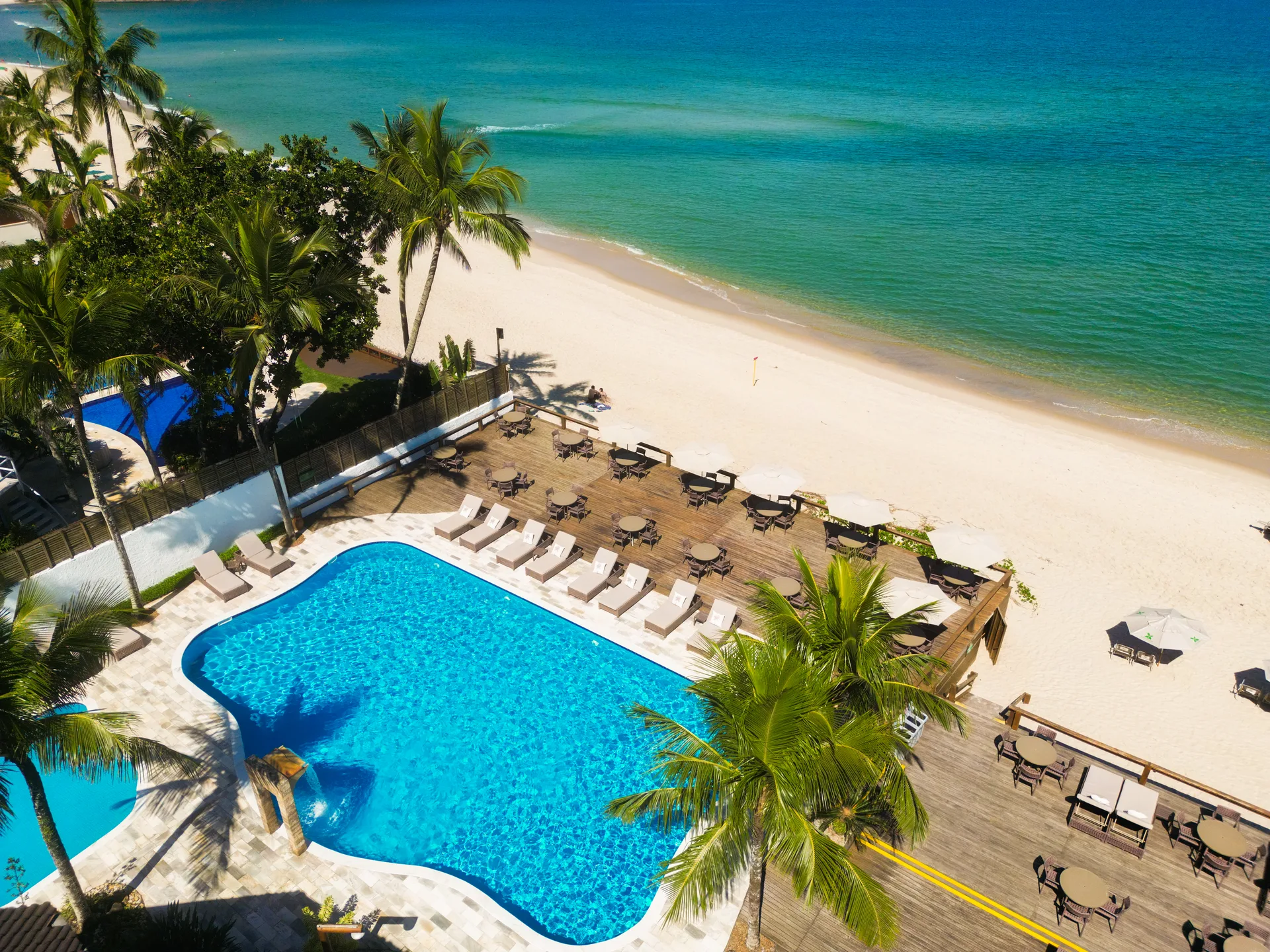 Piscina e serviço de praia vistos do alto
