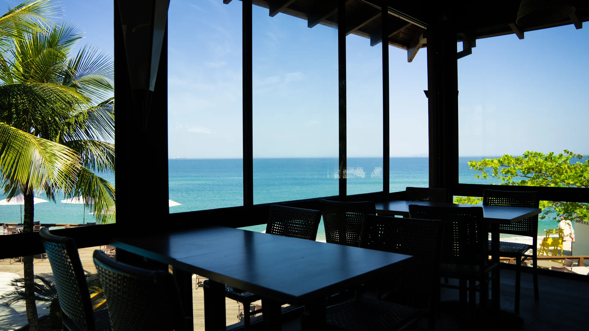Restaurante aberto com vista panorâmica para o mar