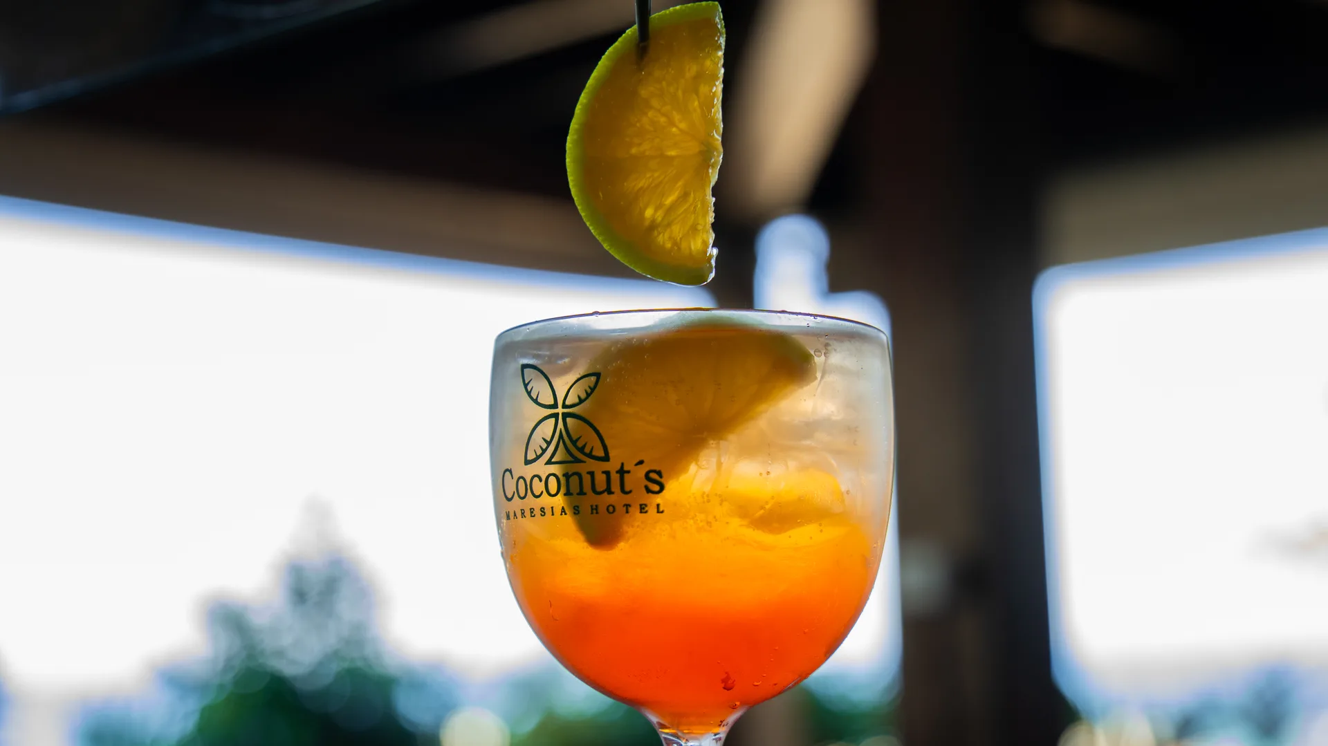 Drink tropical servido no bar do hotel
