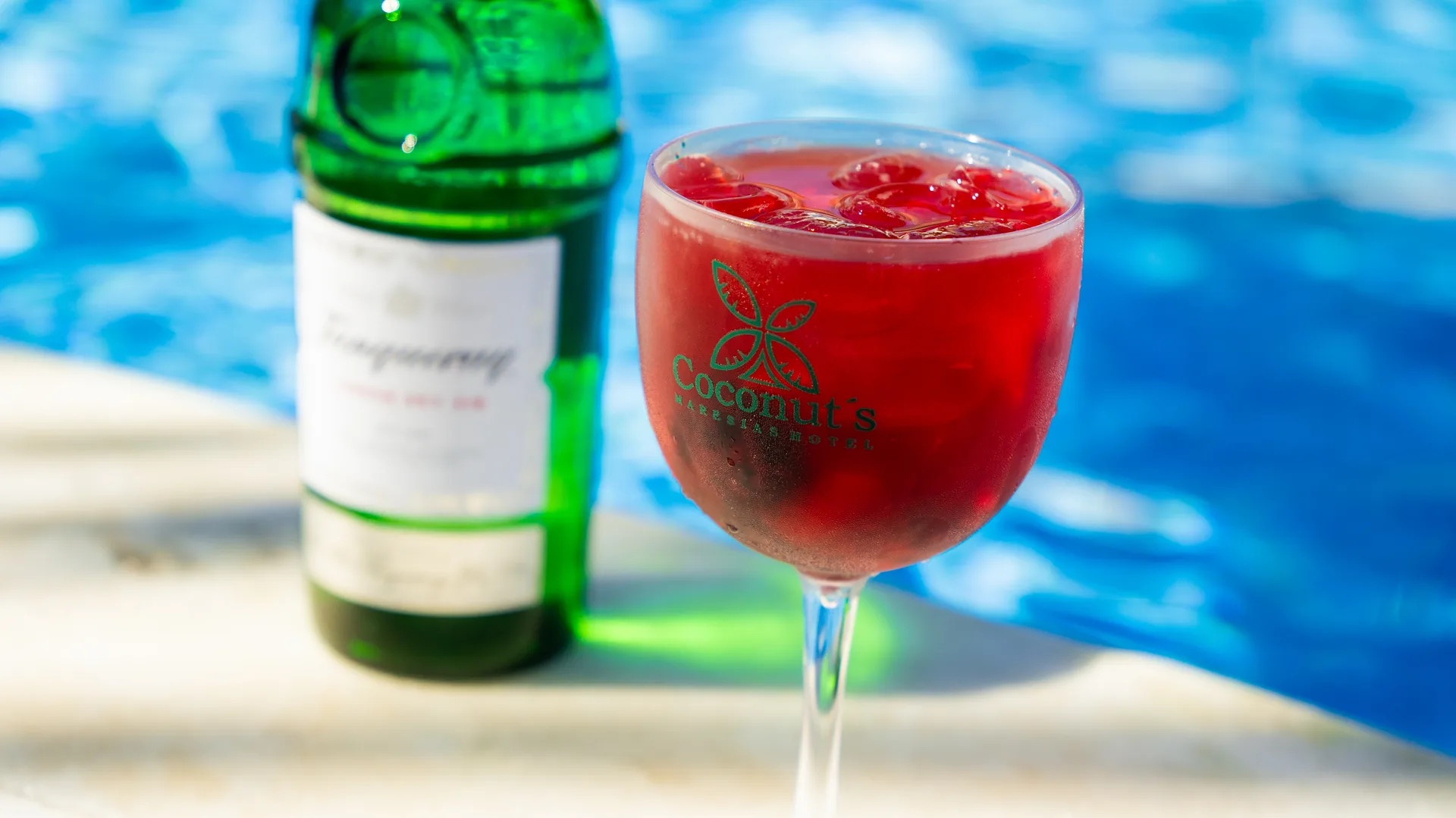 Drinks refrescantes servidos junto à piscina