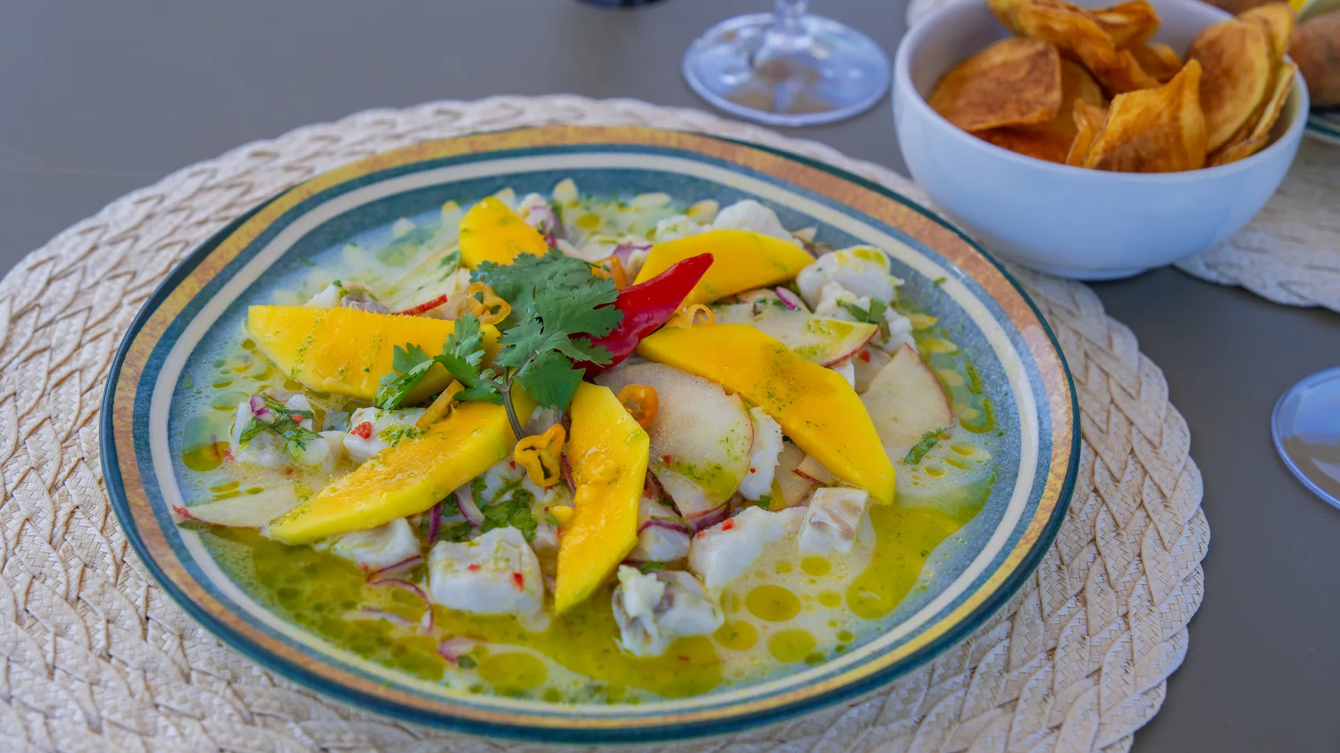 Prato de peixe com legumes do restaurante
