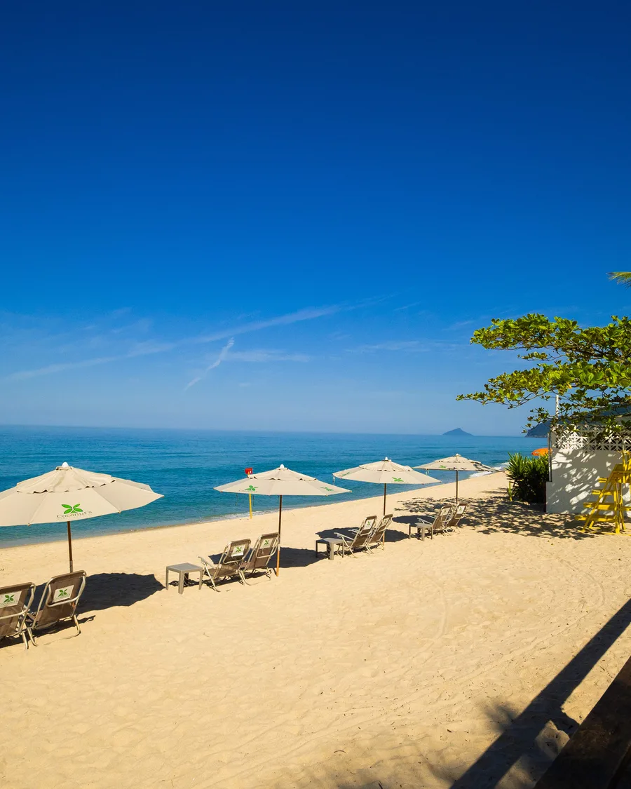 Praia de Maresias com serviço de guarda-sol
