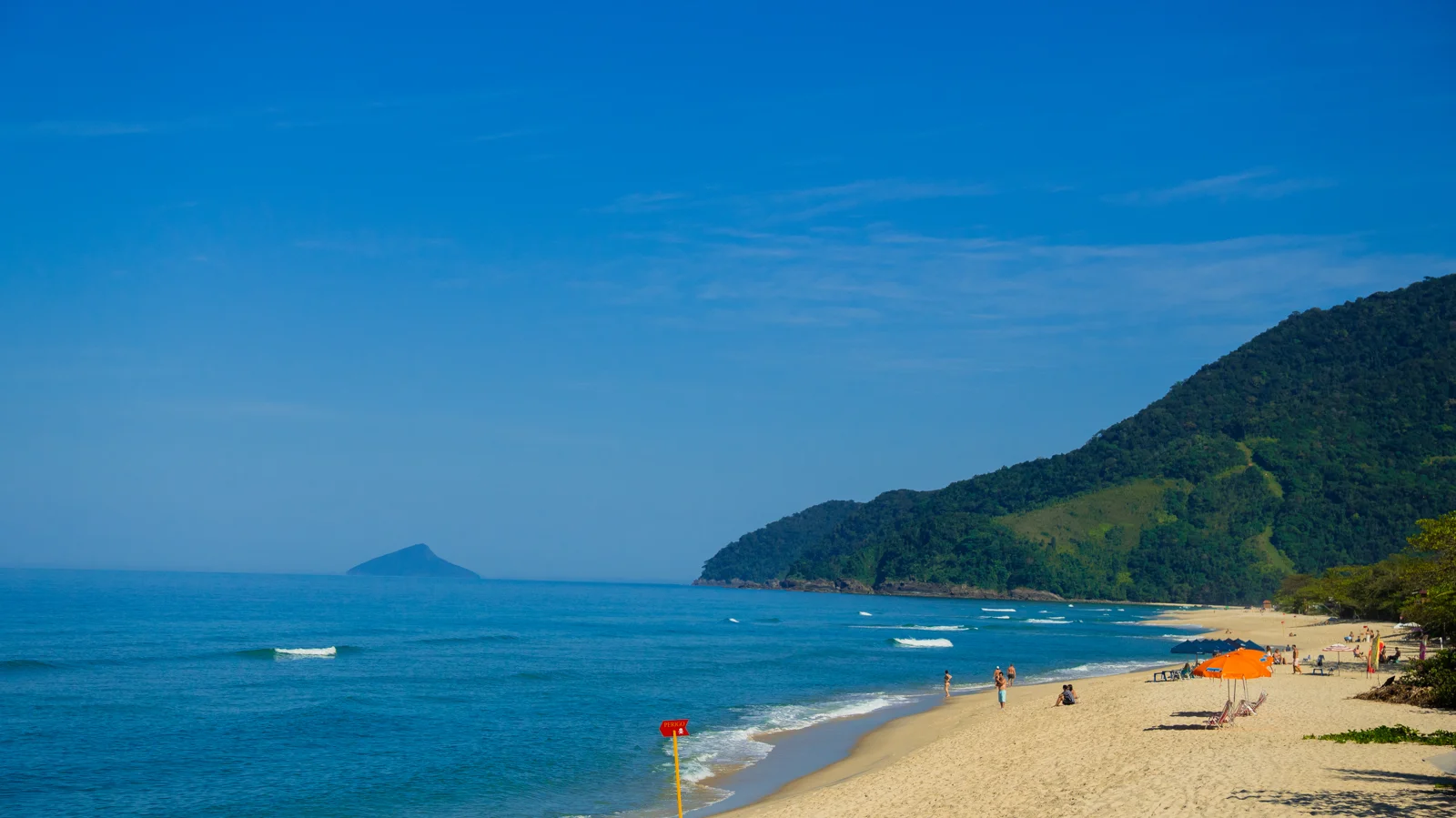 Mar azul e montanhas da costa de Maresias
