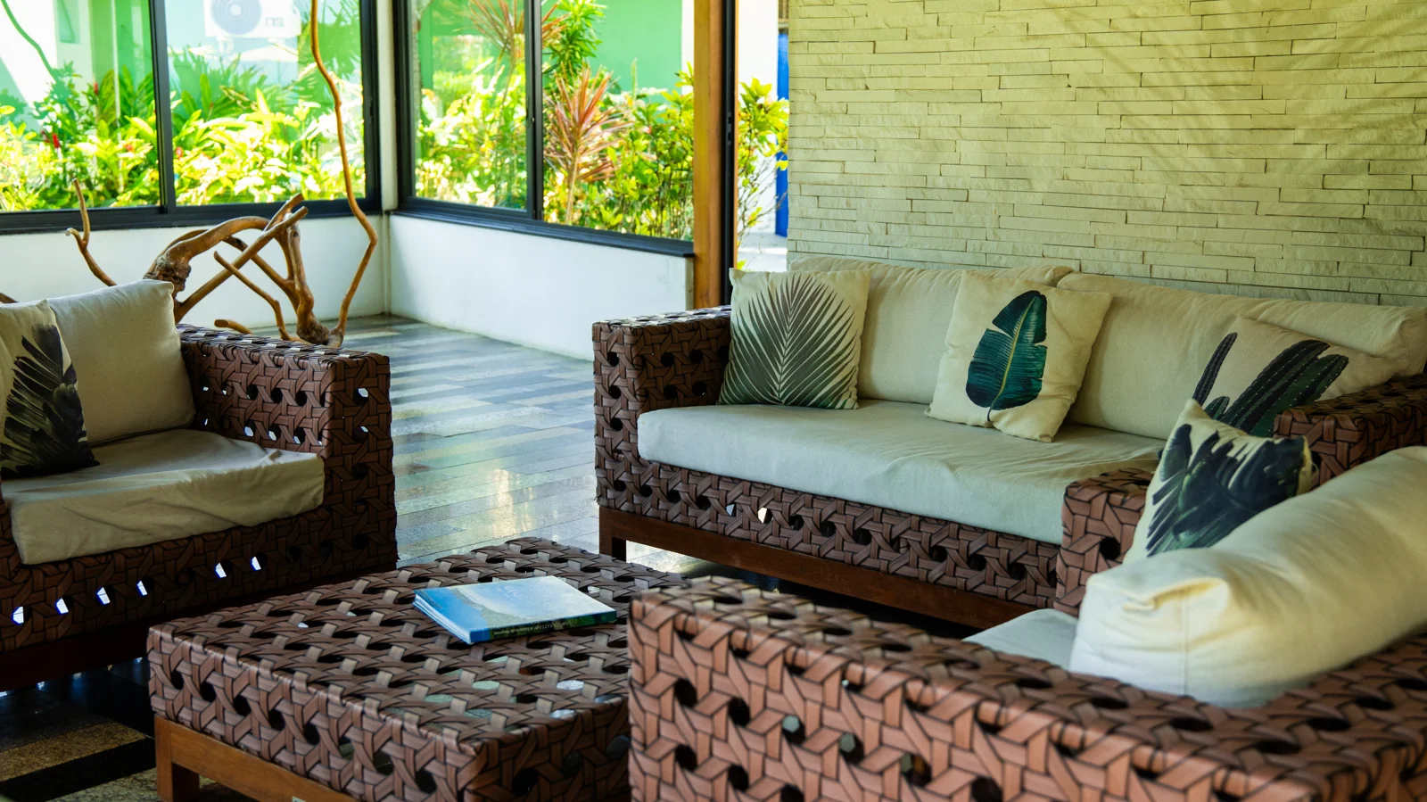 Lounge com sofás e vista para o mar