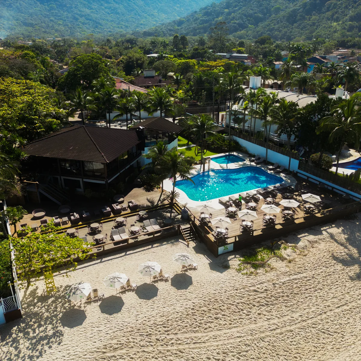 Vista aérea das piscinas e da área de lazer