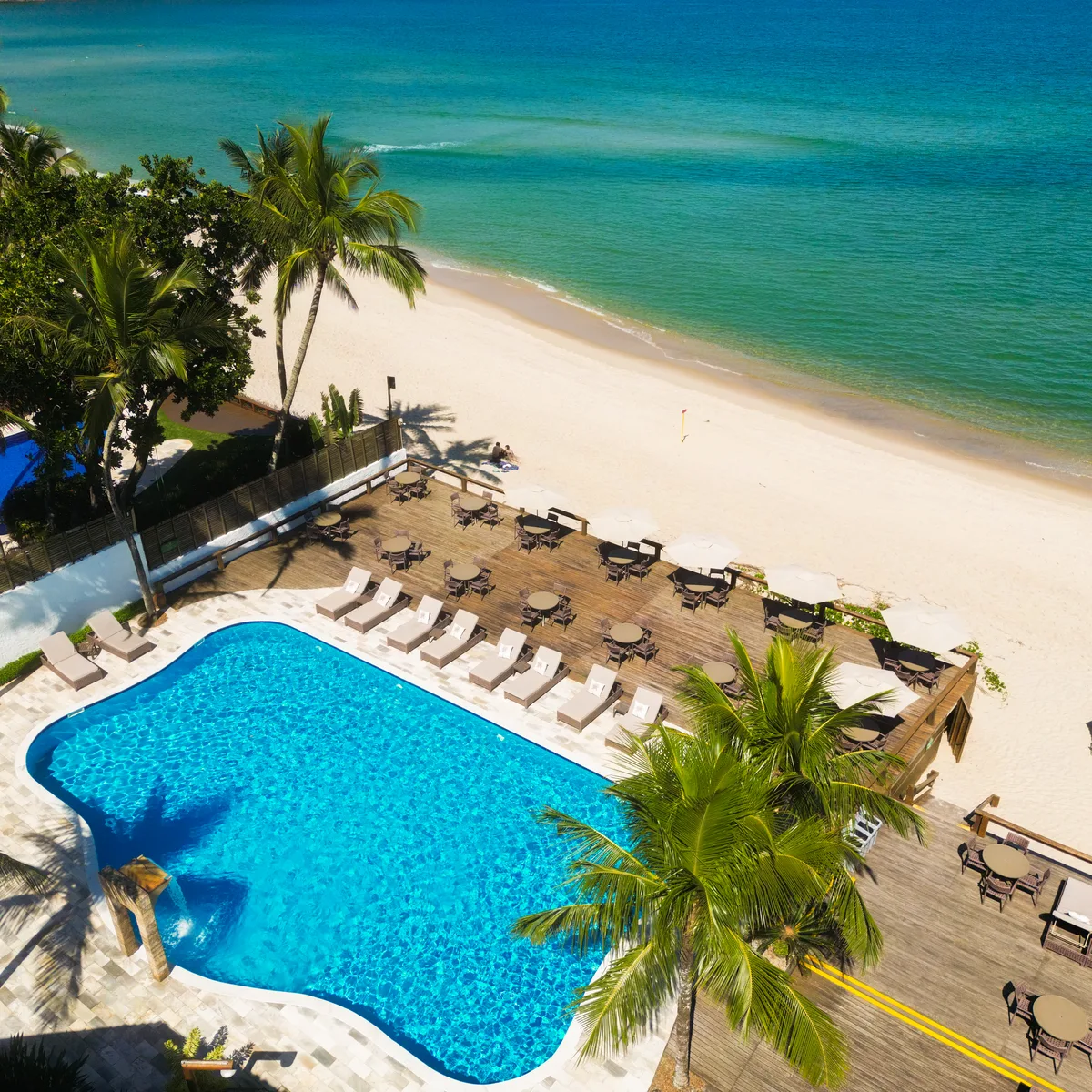 Piscina e serviço de praia vistos do alto